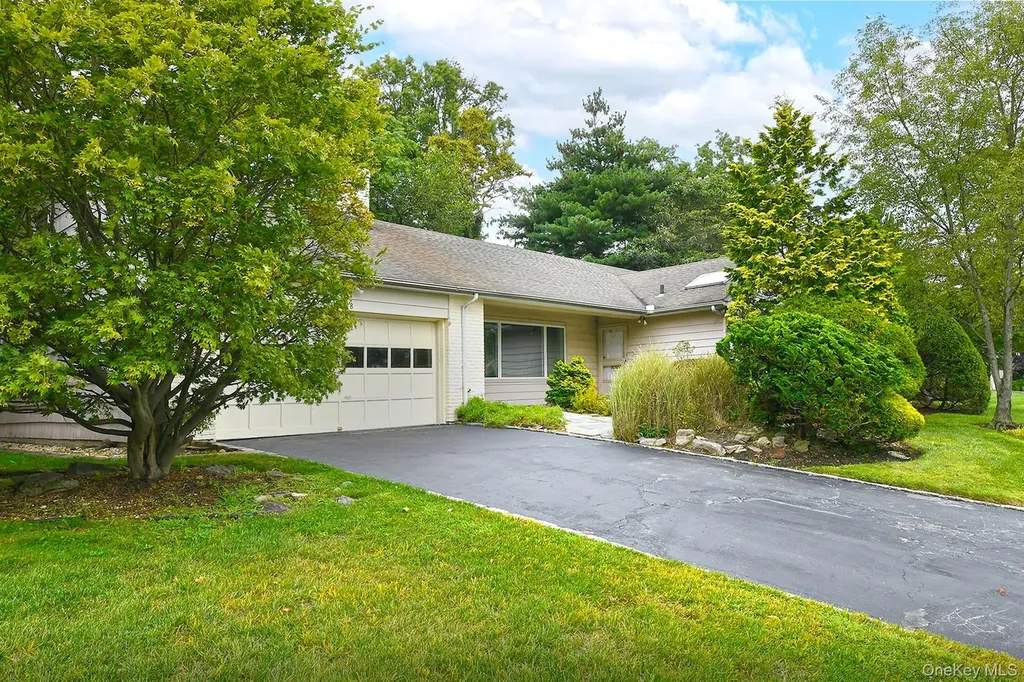 8 South Drive Roslyn NY 11576