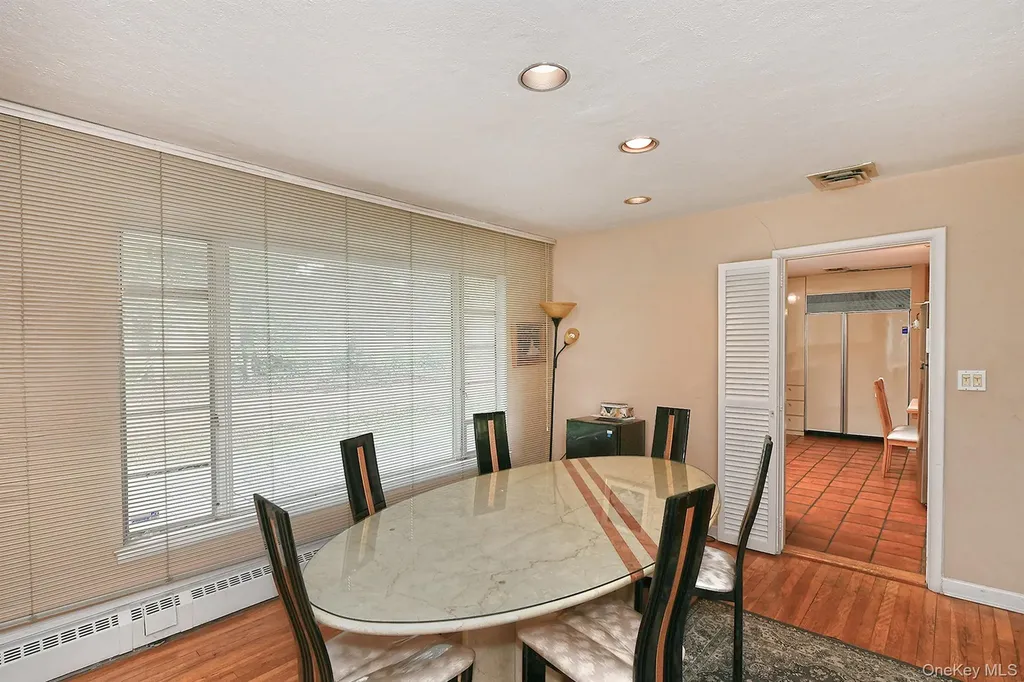 8 South Drive Roslyn NY 11576