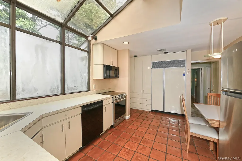 8 South Drive Roslyn NY 11576