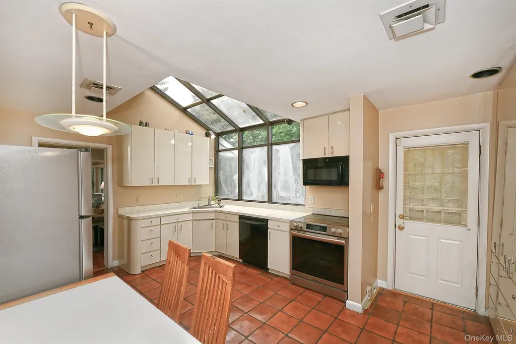 8 South Drive Roslyn NY 11576