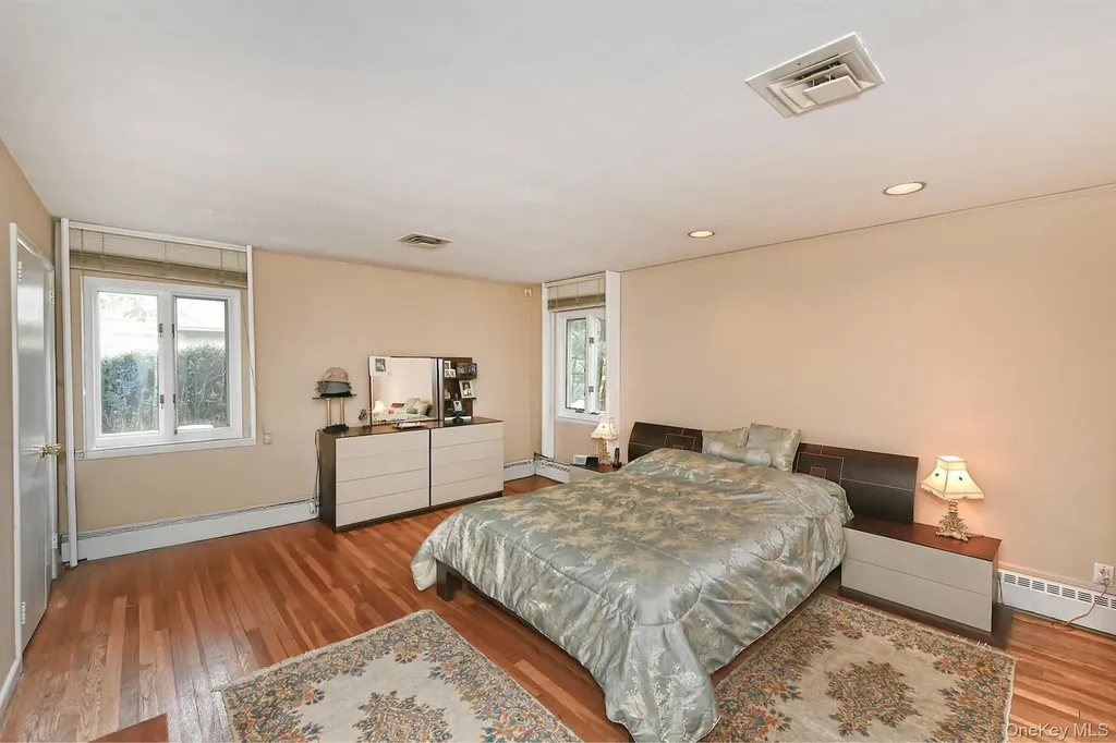 8 South Drive Roslyn NY 11576
