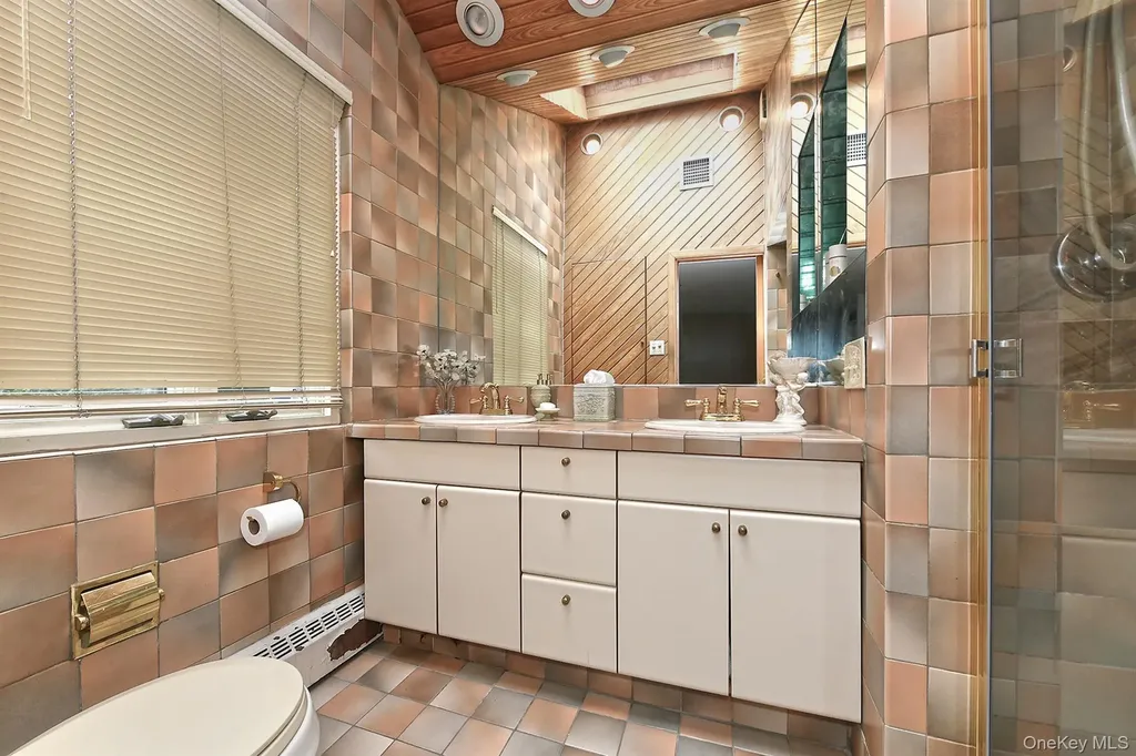 8 South Drive Roslyn NY 11576