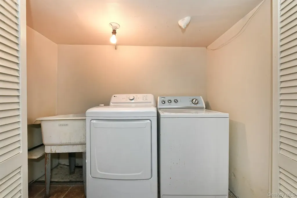 8 South Drive Roslyn NY 11576