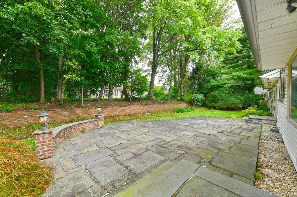 8 South Drive Roslyn NY 11576