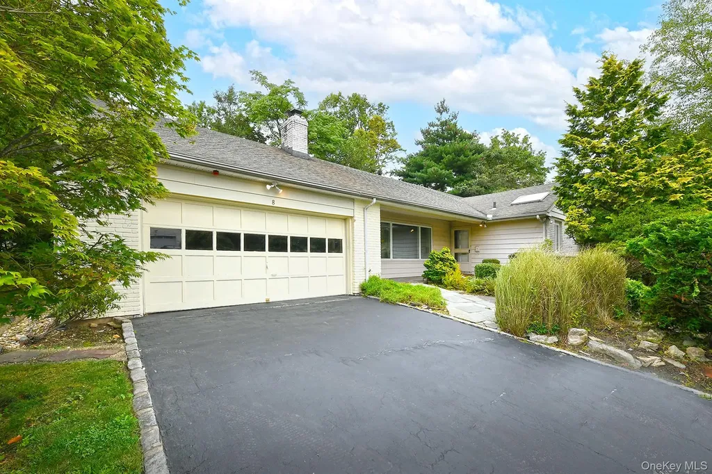 8 South Drive Roslyn NY 11576