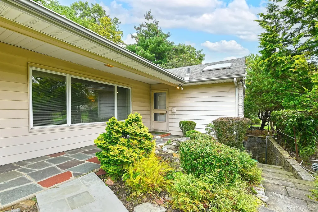 8 South Drive Roslyn NY 11576