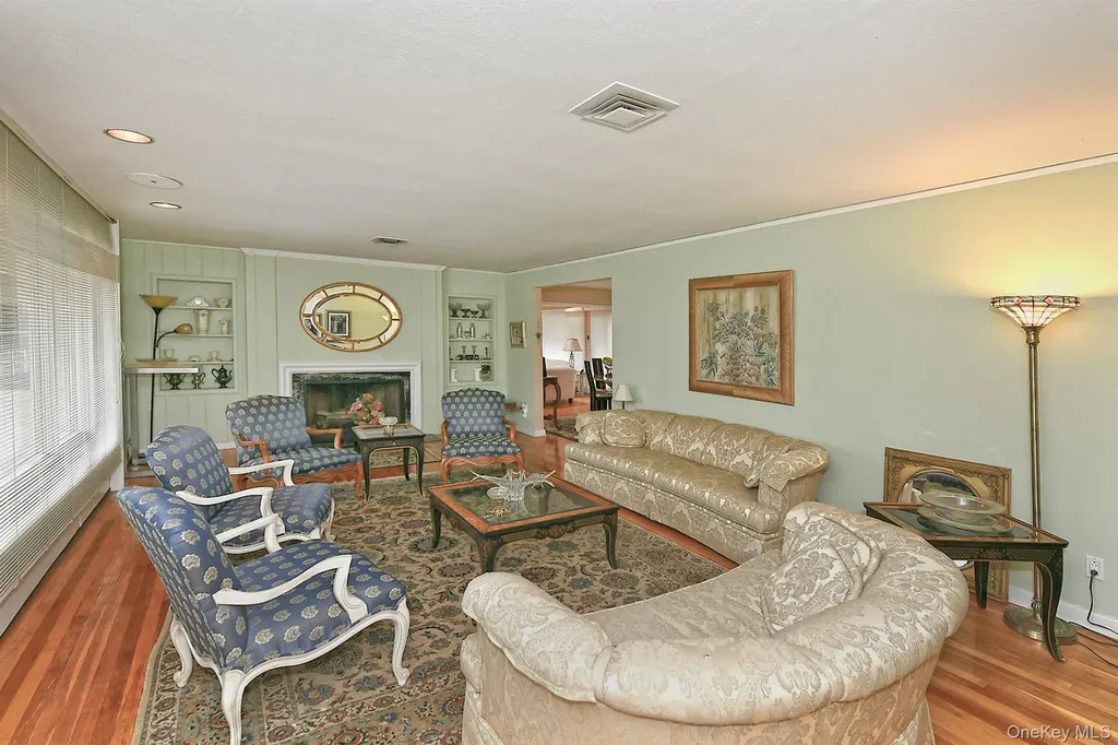 8 South Drive Roslyn NY 11576