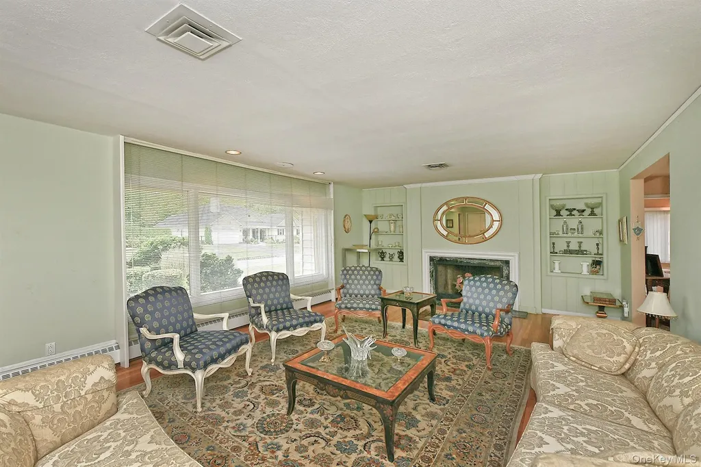 8 South Drive Roslyn NY 11576