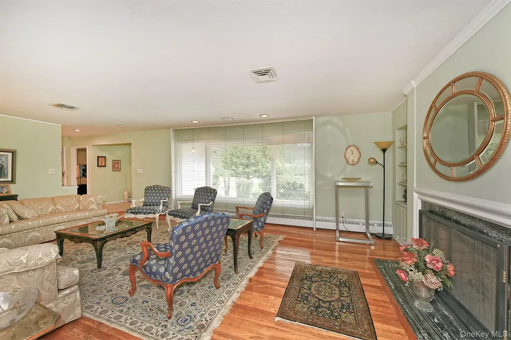 8 South Drive Roslyn NY 11576