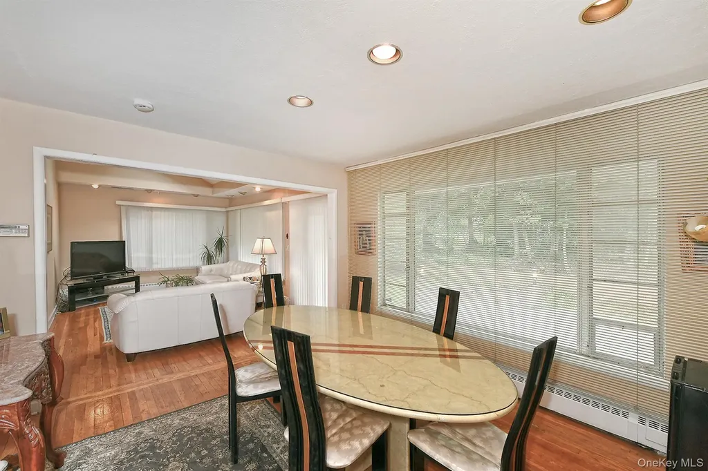8 South Drive Roslyn NY 11576