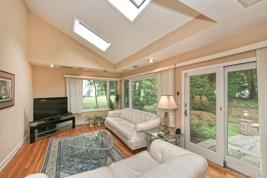 8 South Drive Roslyn NY 11576