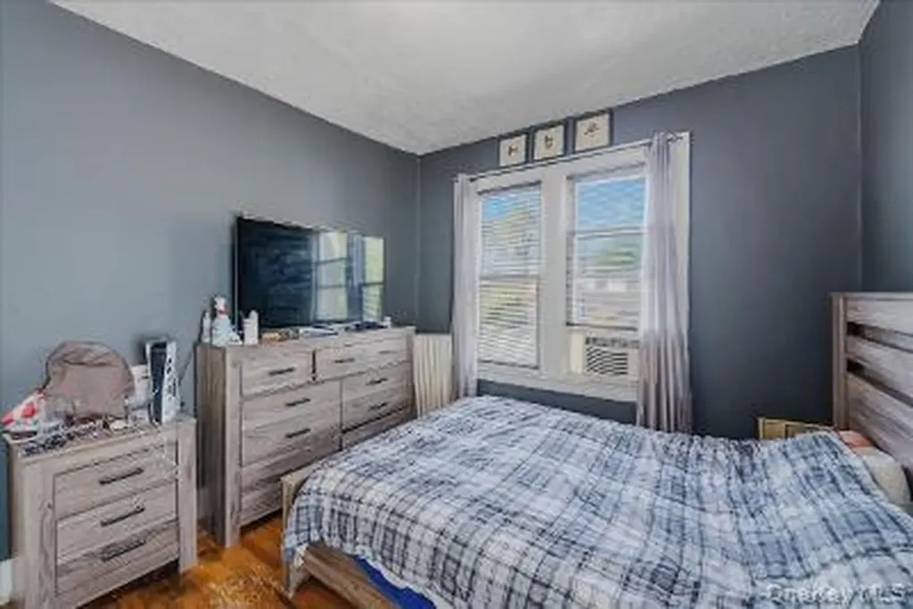 4527 Hill Avenue Bronx NY 10466