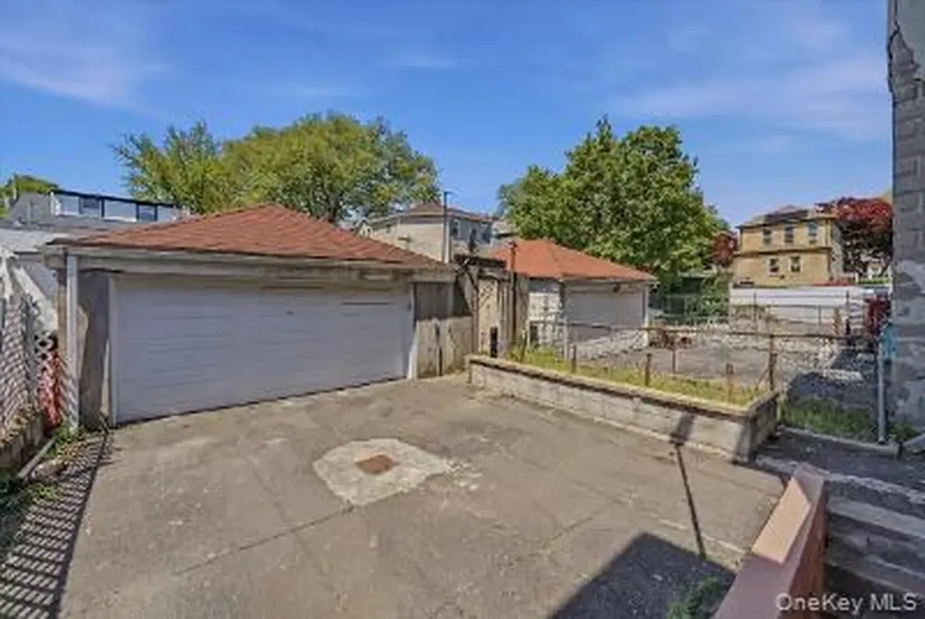 4527 Hill Avenue Bronx NY 10466