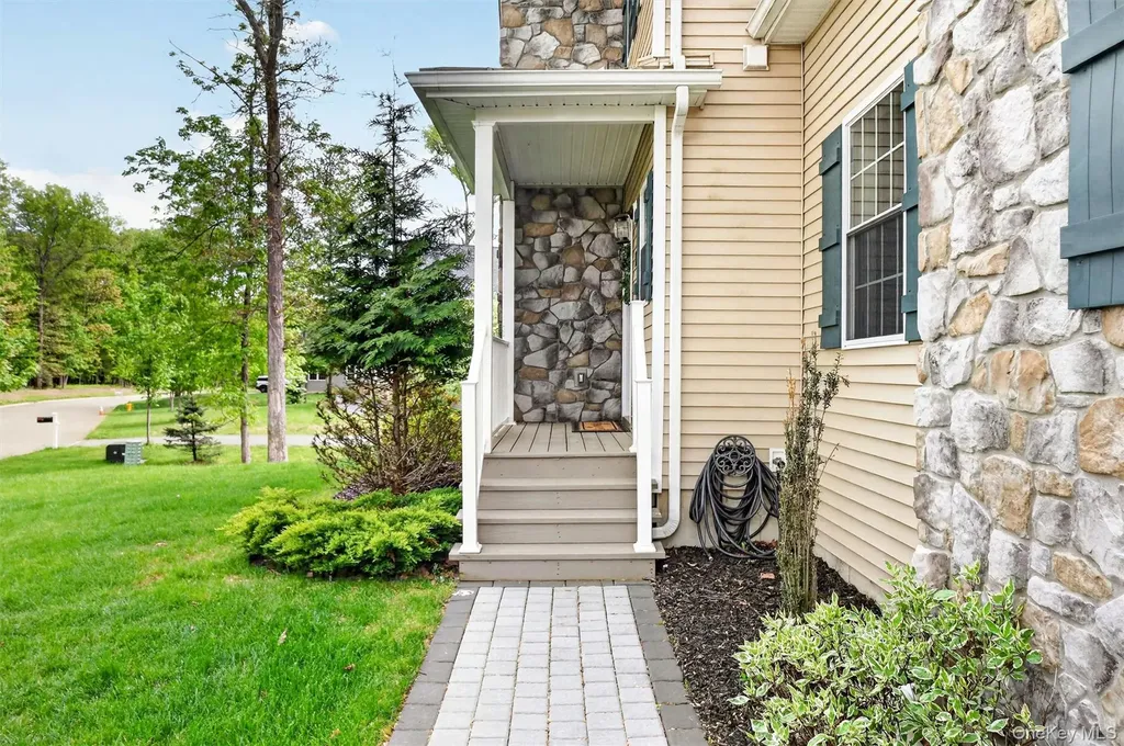 107 Debra Lane New Windsor NY 12553