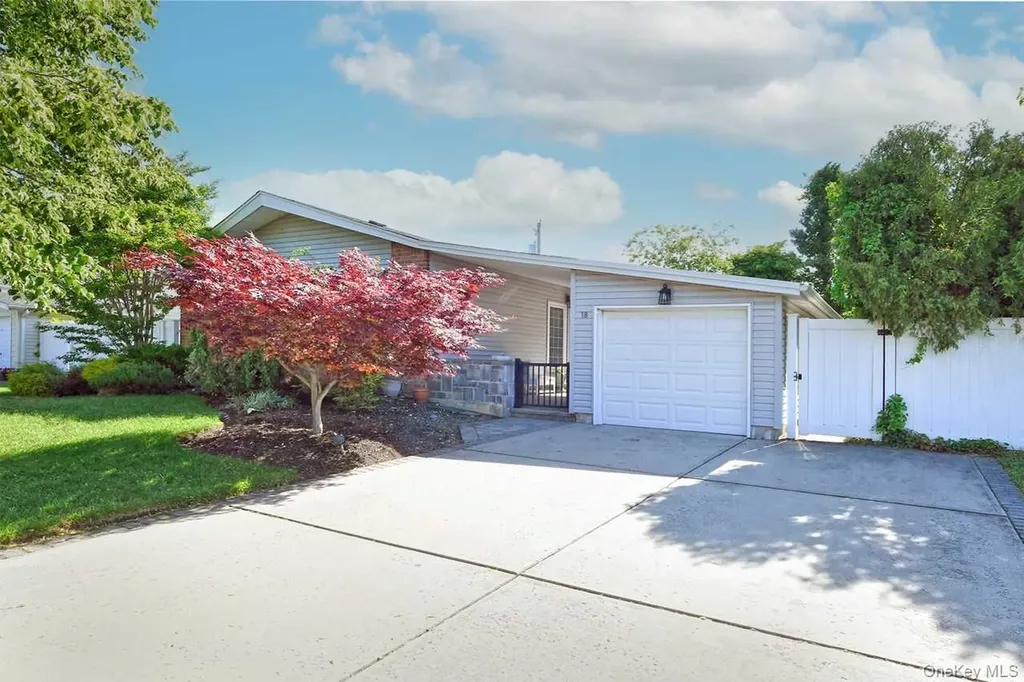 18 Shelter Hill Road Plainview NY 11803