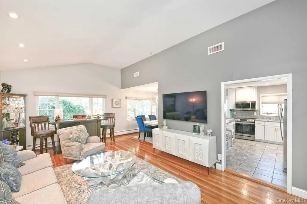 18 Shelter Hill Road Plainview NY 11803