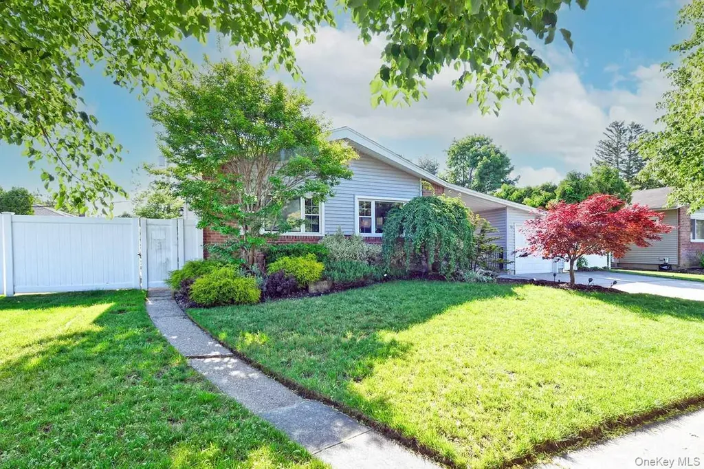 18 Shelter Hill Road Plainview NY 11803