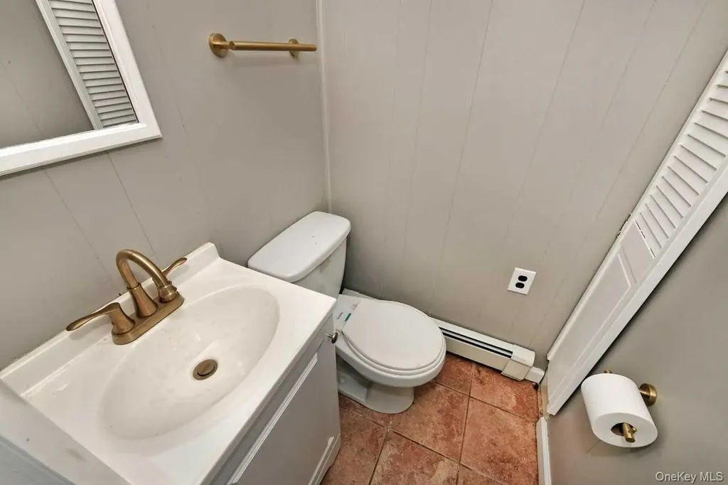 18 Shelter Hill Road Plainview NY 11803