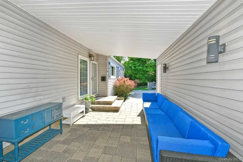 18 Shelter Hill Road Plainview NY 11803
