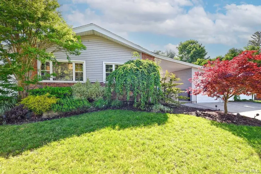 18 Shelter Hill Road Plainview NY 11803
