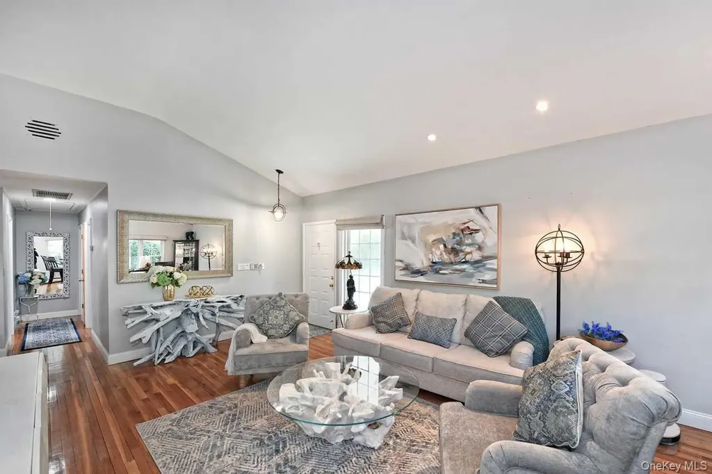 18 Shelter Hill Road Plainview NY 11803