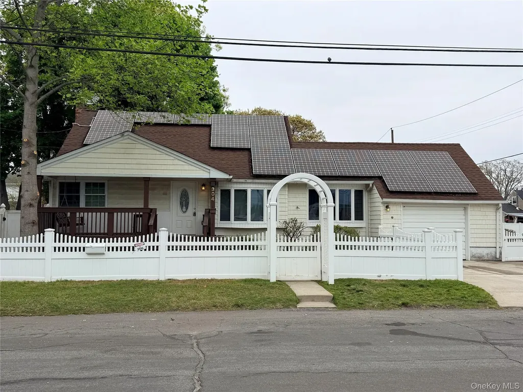 304 27th Street Lindenhurst NY 11757