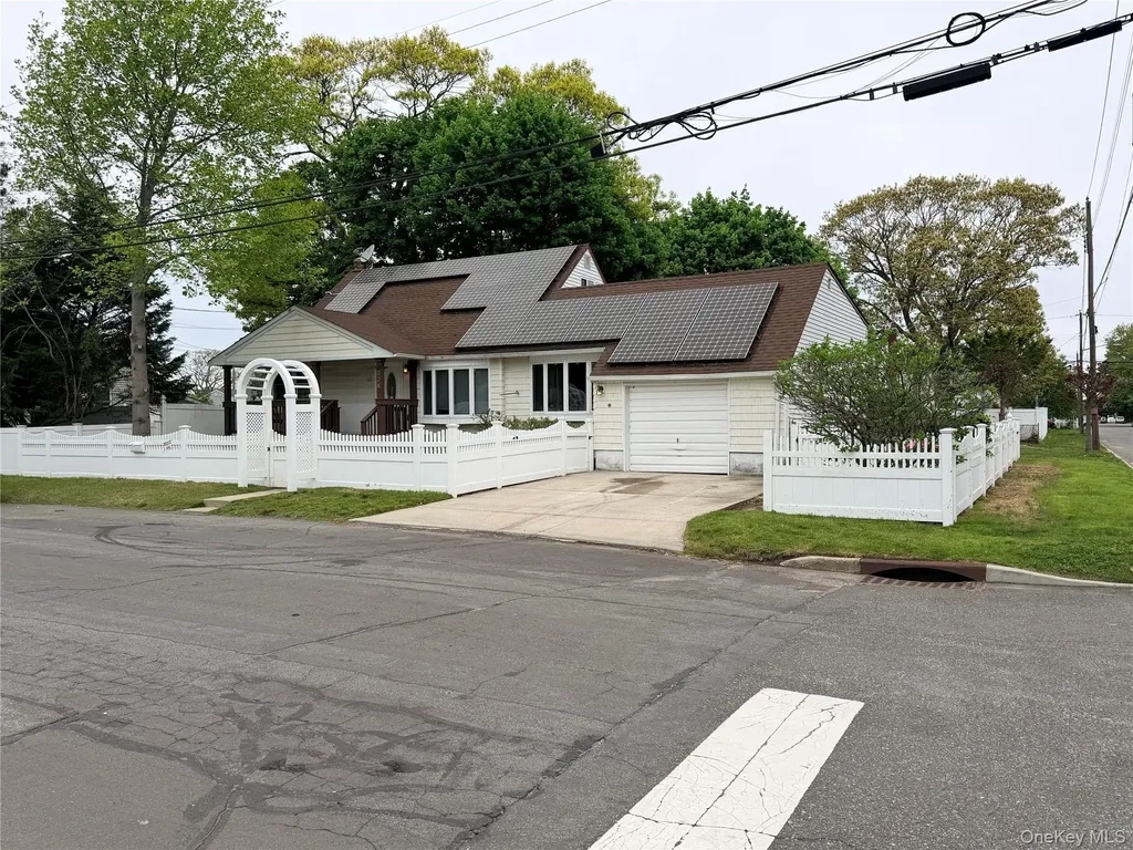304 27th Street Lindenhurst NY 11757