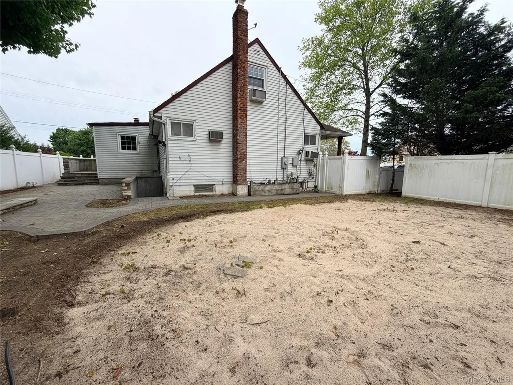 304 27th Street Lindenhurst NY 11757