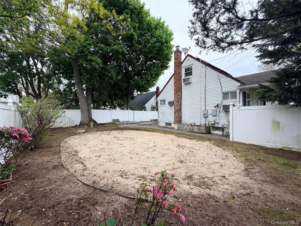 304 27th Street Lindenhurst NY 11757