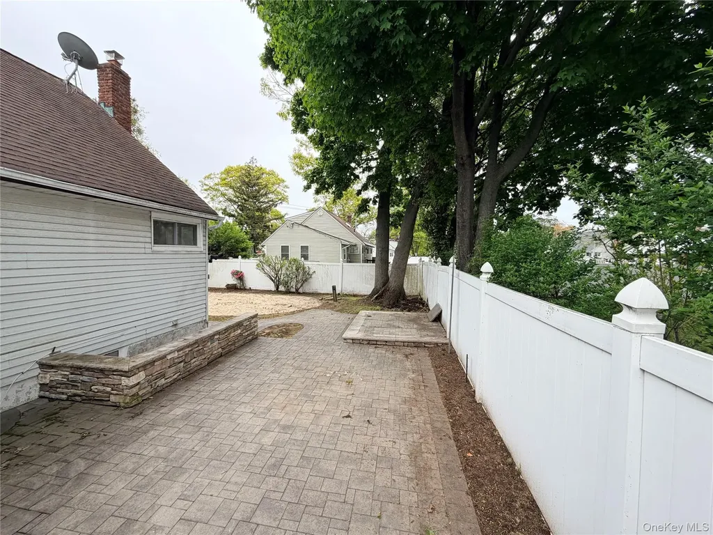 304 27th Street Lindenhurst NY 11757