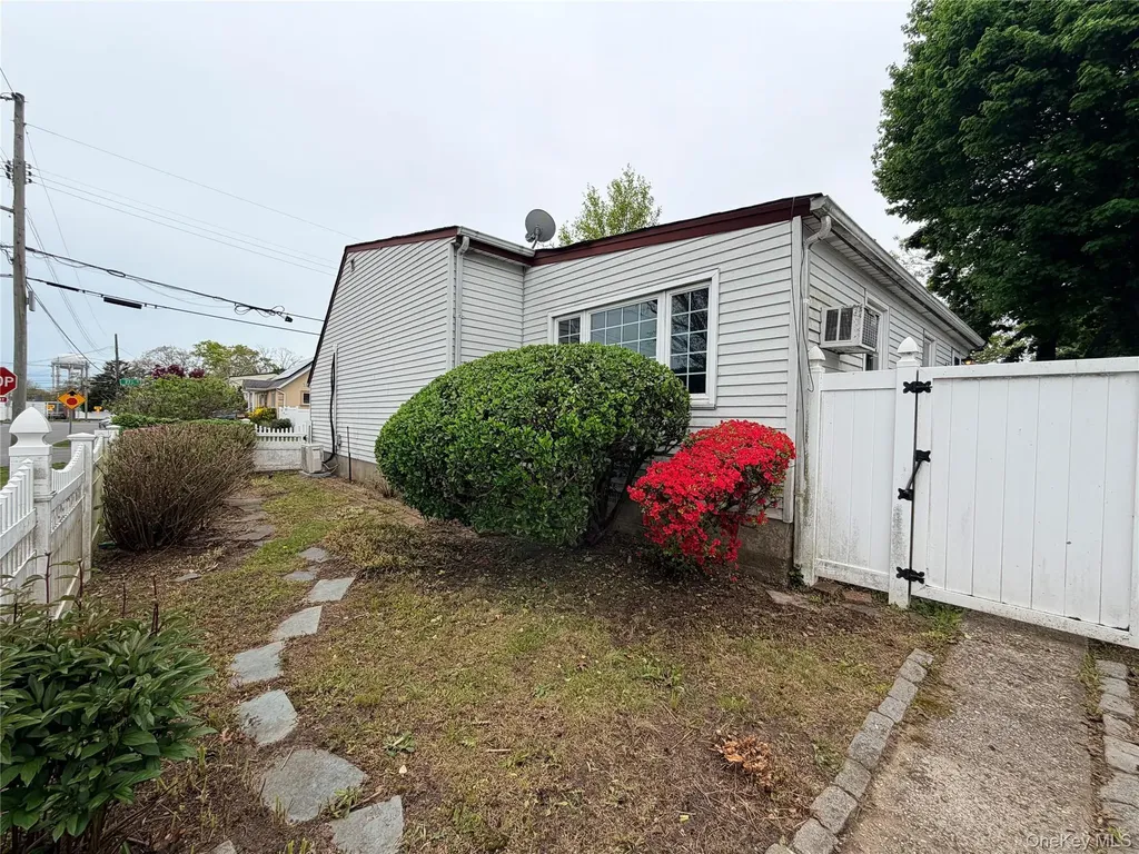 304 27th Street Lindenhurst NY 11757