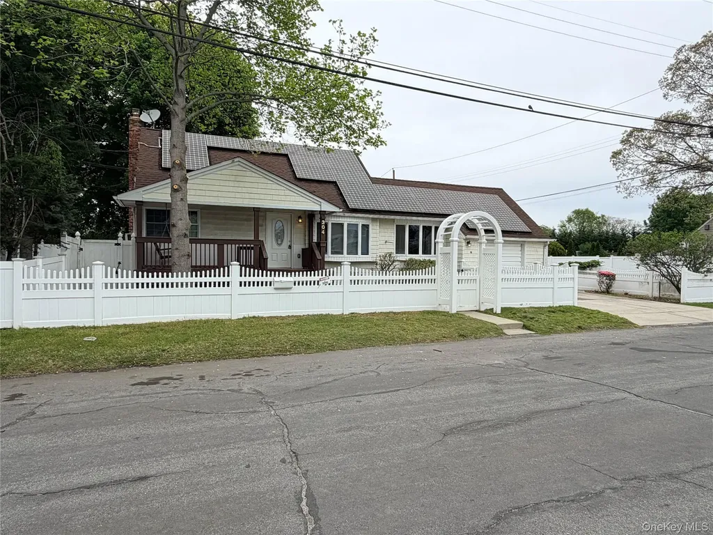 304 27th Street Lindenhurst NY 11757