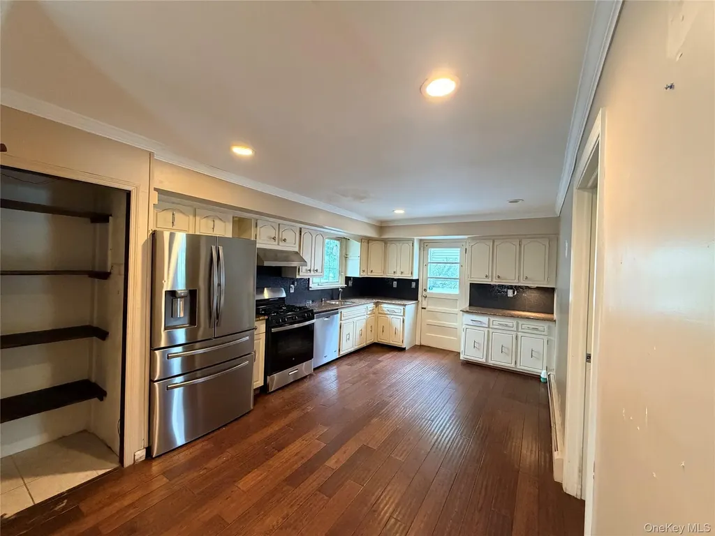 304 27th Street Lindenhurst NY 11757