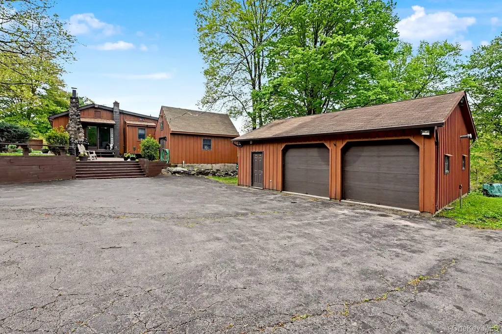 633 Oscawana Lake Road Putnam Valley NY 10579