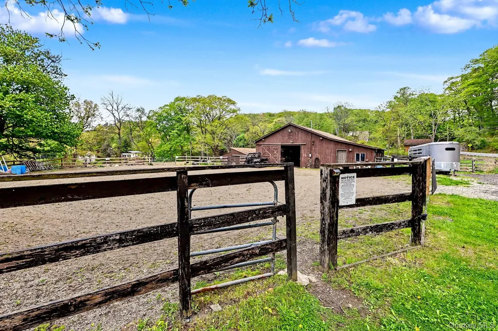 633 Oscawana Lake Road Putnam Valley NY 10579