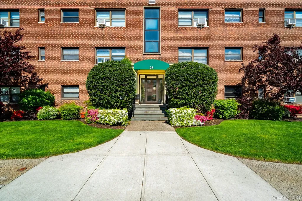 25 Shady Glen Court New Rochelle NY 10805