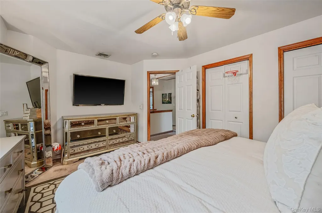 21 Audrey Avenue Plainview NY 11803