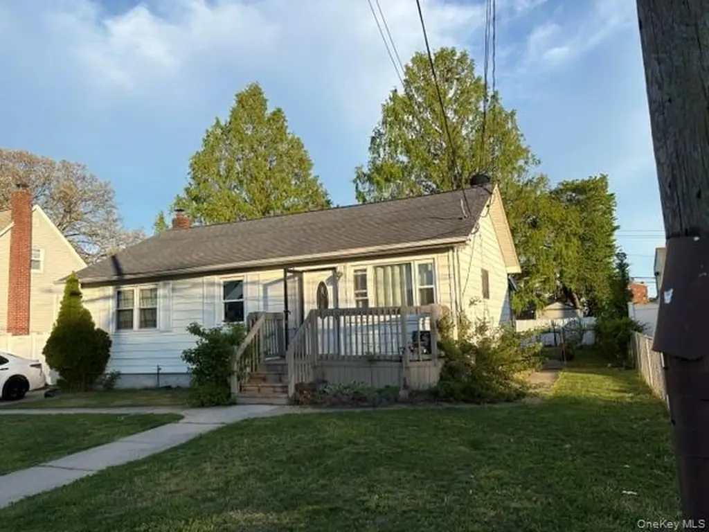 811 9th Street West Babylon NY 11704