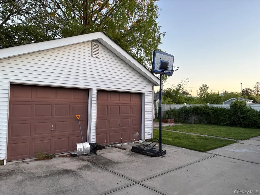 811 9th Street West Babylon NY 11704