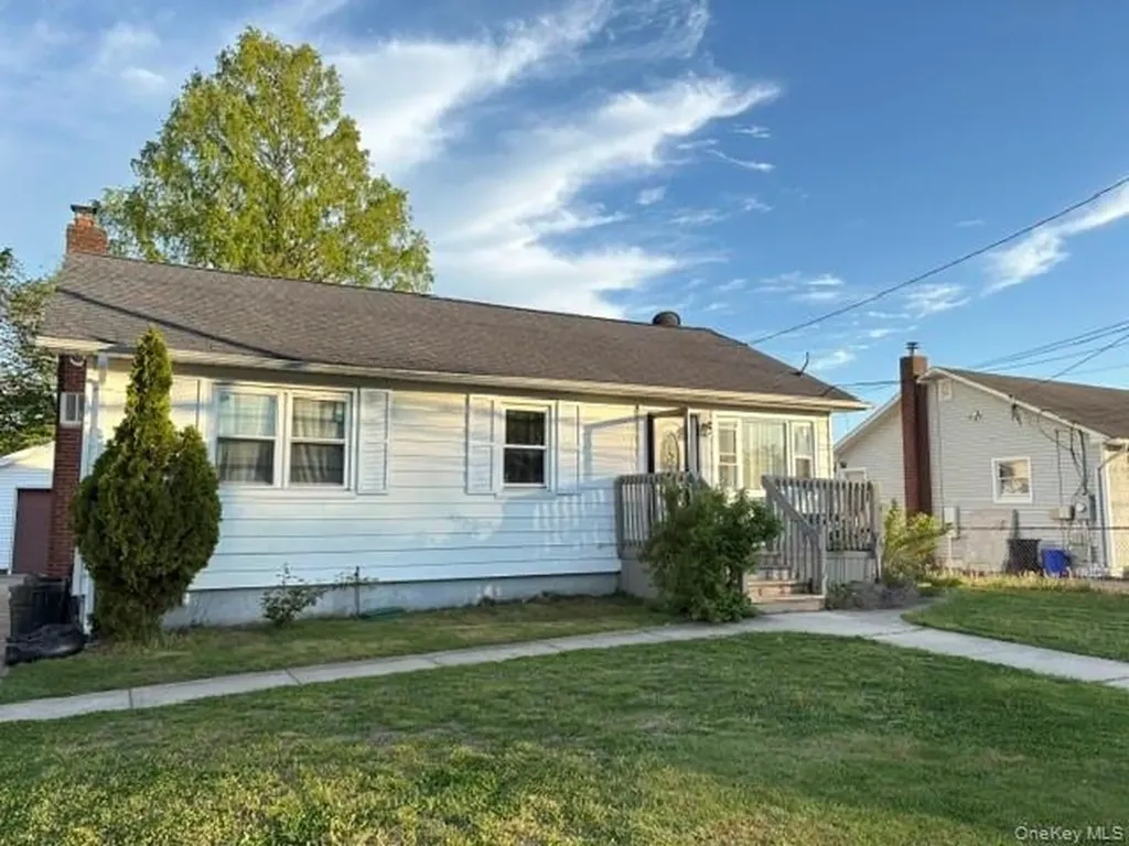 811 9th Street West Babylon NY 11704