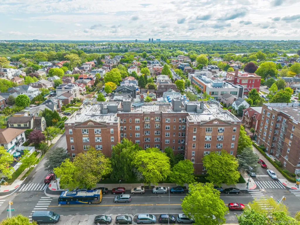68-37 108th Forest Hills NY 11375