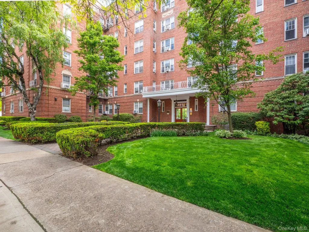 68-37 108th Forest Hills NY 11375