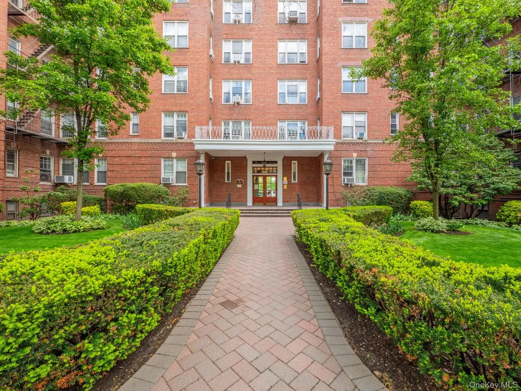 68-37 108th Forest Hills NY 11375