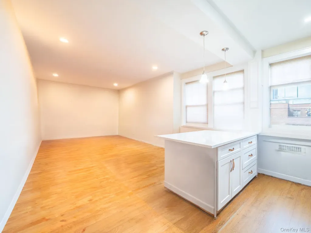 68-37 108th Forest Hills NY 11375