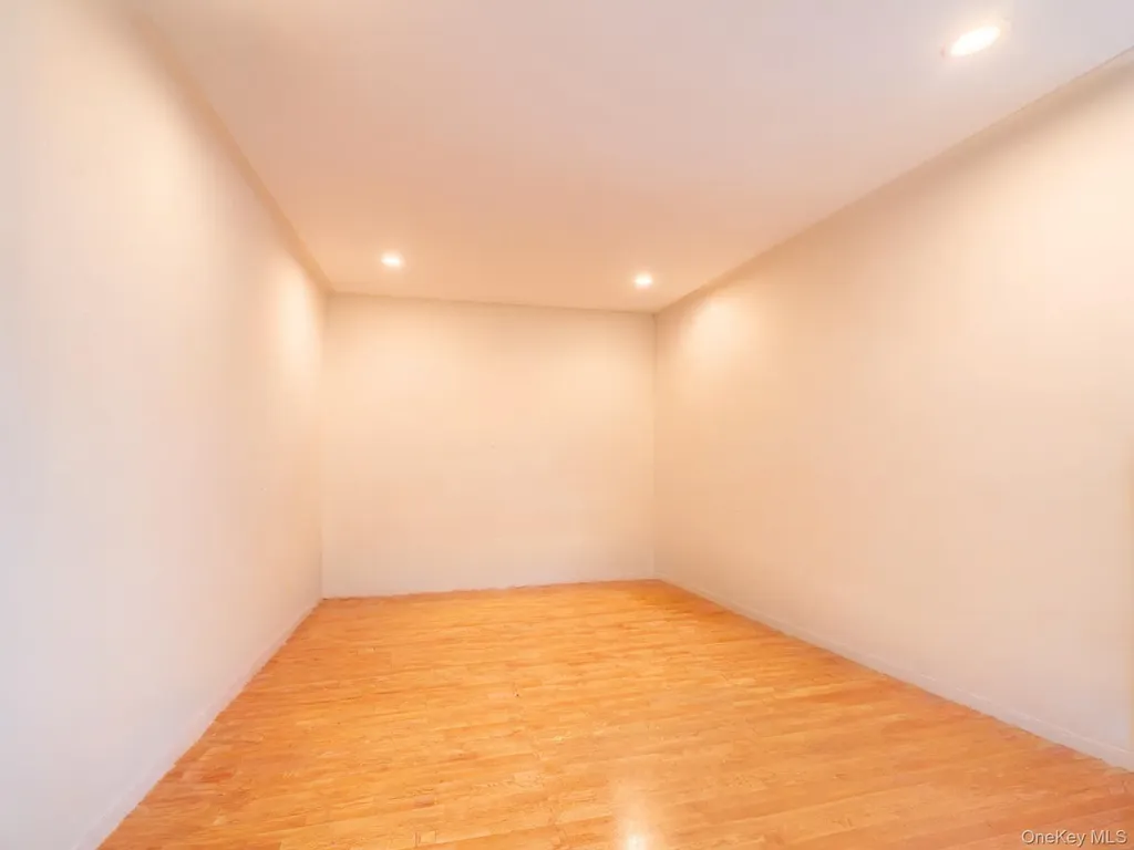 68-37 108th Forest Hills NY 11375