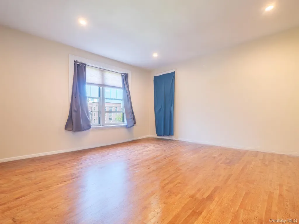 68-37 108th Forest Hills NY 11375