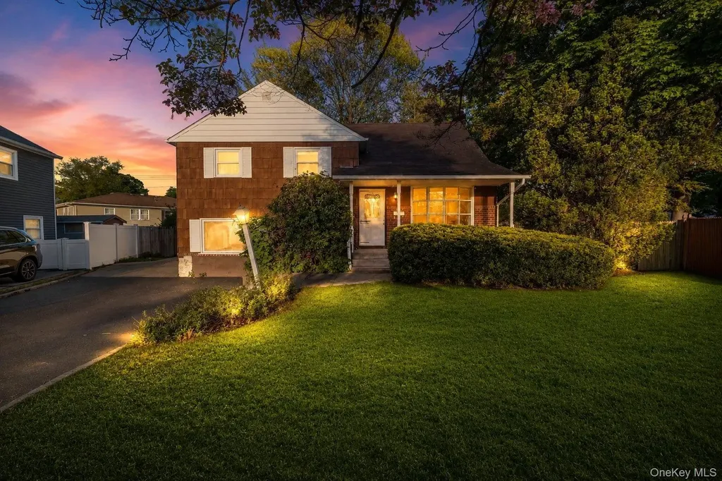 23 Library Lane Plainview NY 11803