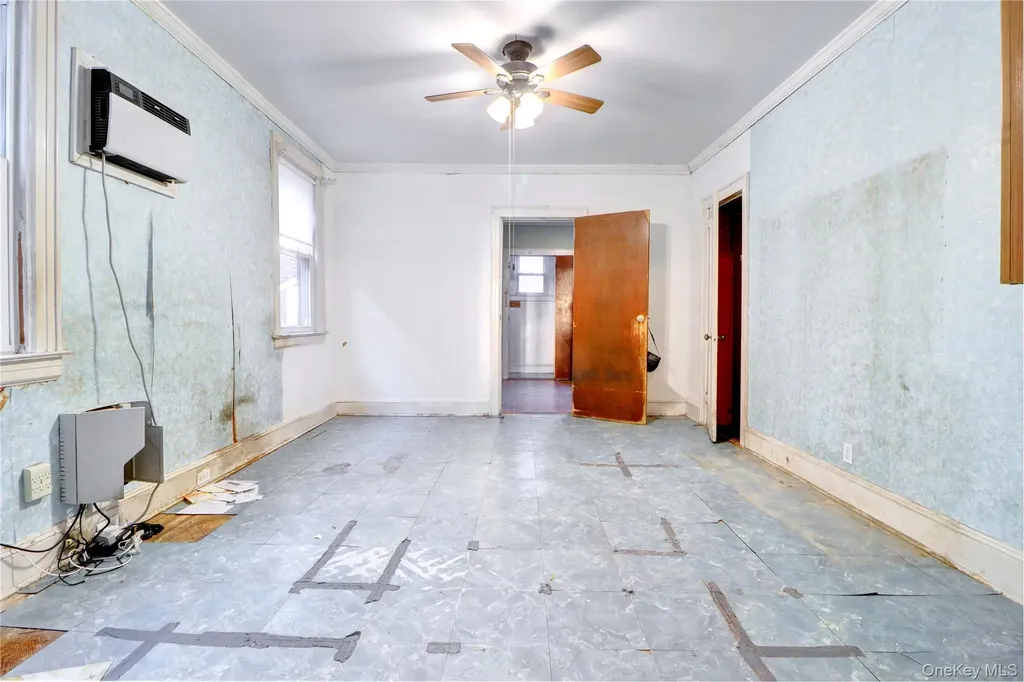 69-15 69th Place Glendale NY 11385