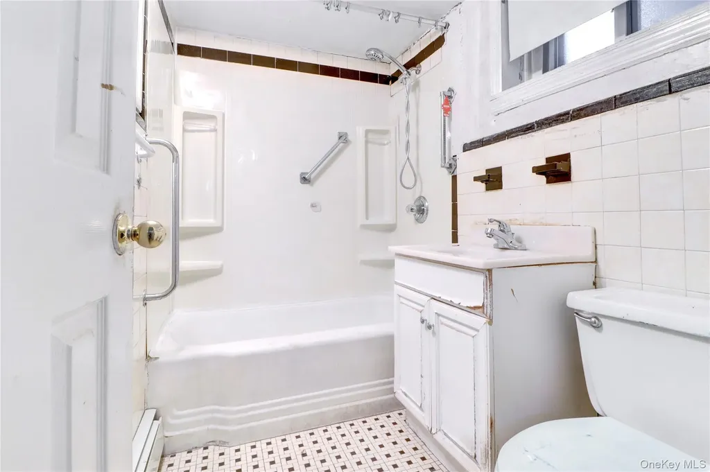 69-15 69th Place Glendale NY 11385