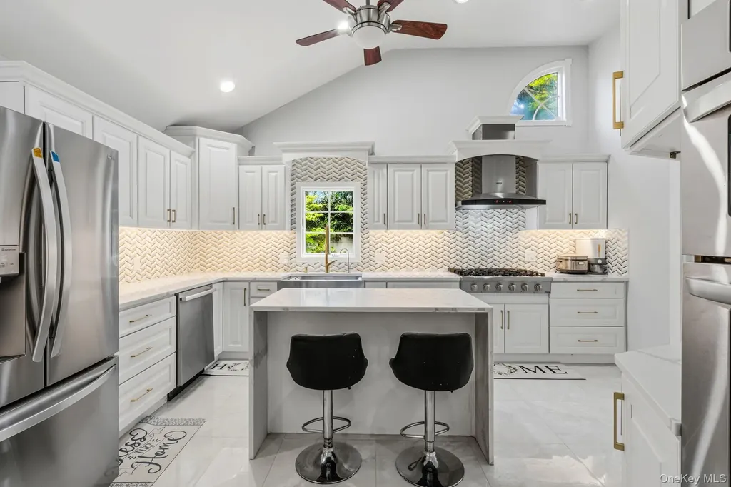 18 Sherwood Lane Roslyn Heights NY 11577